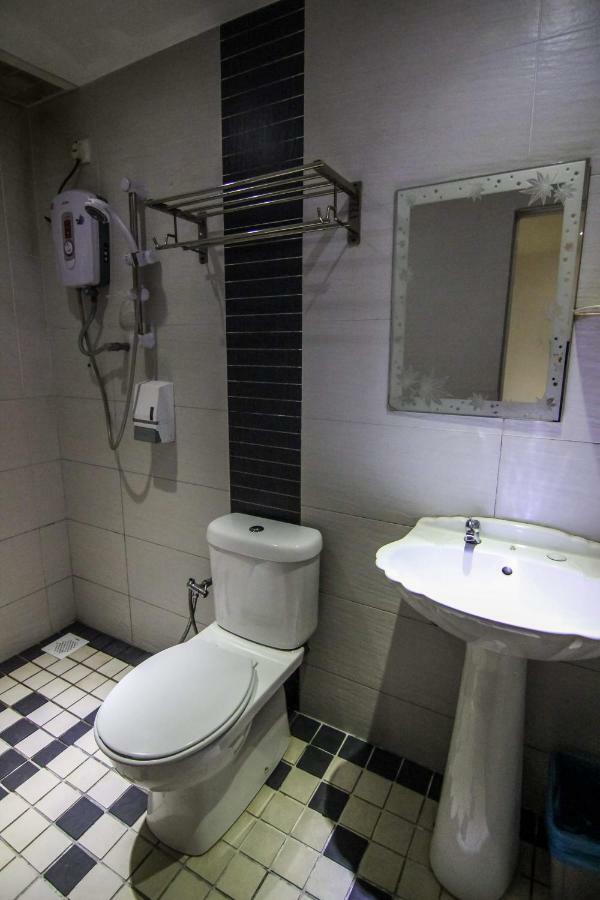 Rose Cottage Hotel Bandar Seri Alam Johor Bahru Exteriör bild